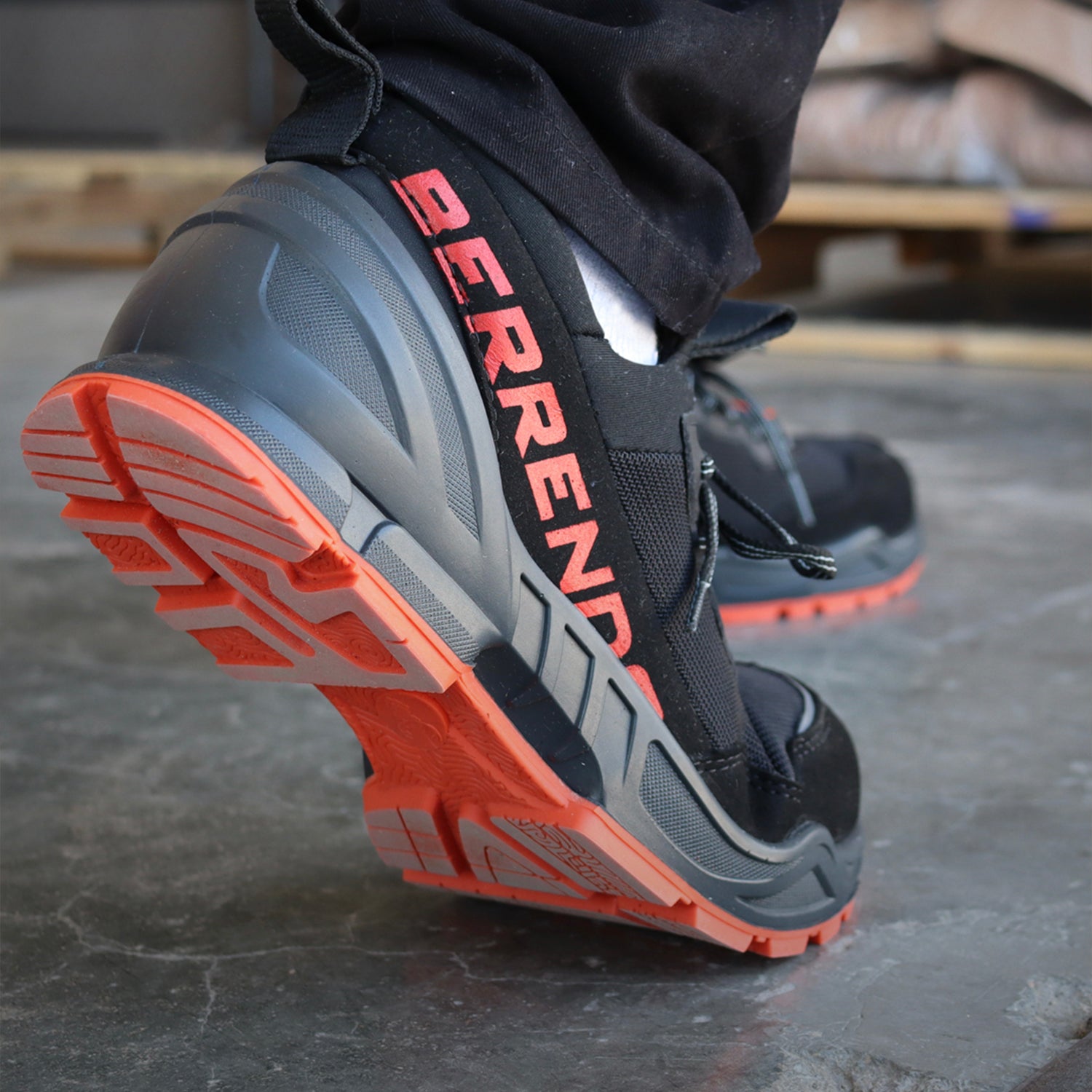 TENIS DE SEGURIDAD DIELÉCTRICO ARMOUR® PARA HOMBRE 5001