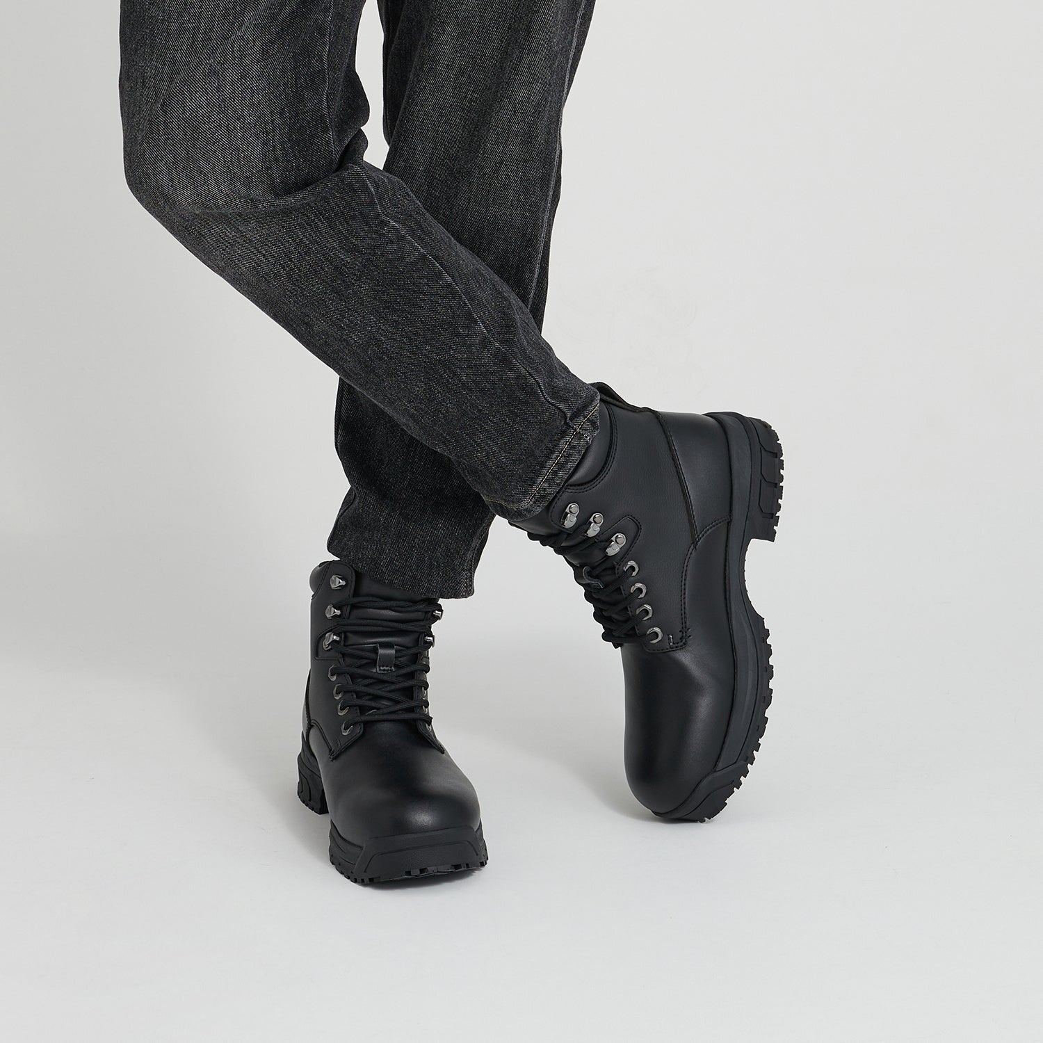 BOTAS ANTIDERRAPANTES COLOR NEGRO SFC ROWAN PARA HOMBRE